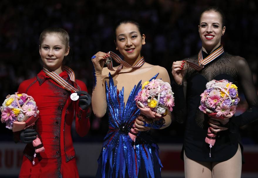Saitama 2014. Il podio finale. Medaglia doro alla giapponese Mao Asada, argento alla russa Julia Lipnitskaia e bronzo alla nostra Carolina Kostner (Reuters)